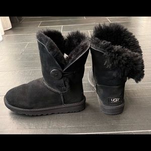 UGG Black Bailey Button sz 6